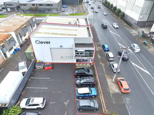 High Stud Warehouse + Showroom on Neilson