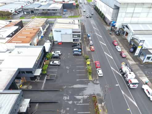 High Stud Warehouse + Showroom on Neilson