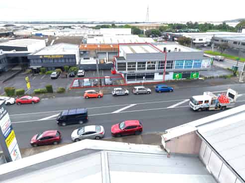 High Stud Warehouse + Showroom on Neilson