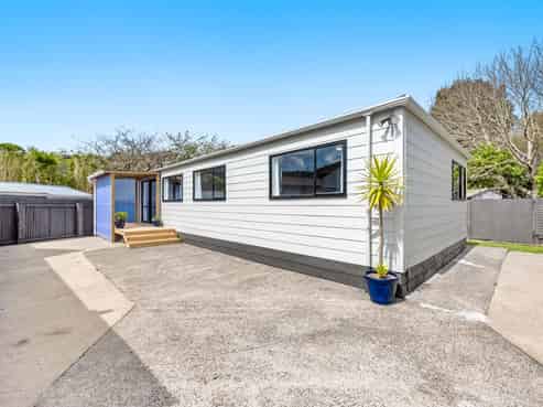 16 Watkins Grove, Taita