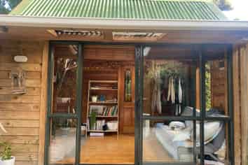 Kauri Cabi Lone Kauri Road, Karekare