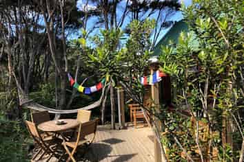 Kauri Cabi Lone Kauri Road, Karekare