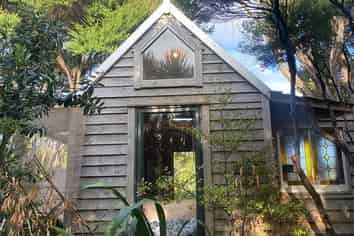 Kauri Cabi Lone Kauri Road, Karekare