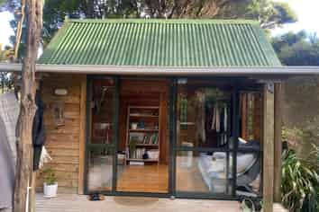 Kauri Cabi Lone Kauri Road, Karekare