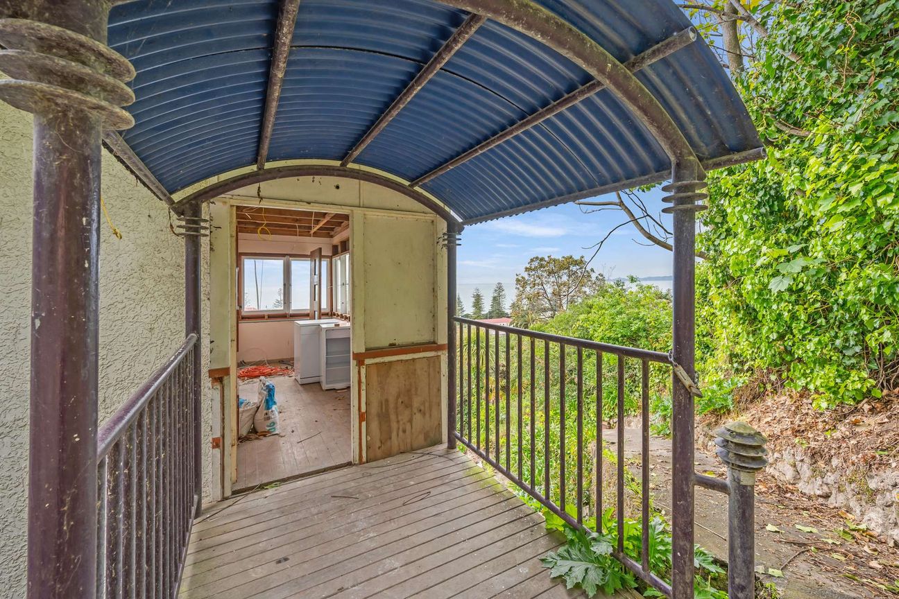 High on Bluff Hill With Space to Reimagine - Vista 6
