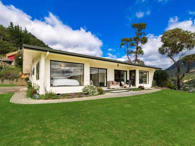 8 Broadway, Picton