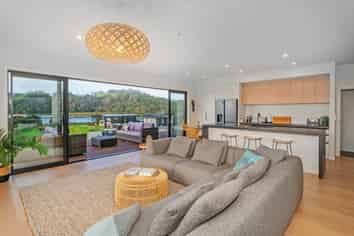 6 Joyce Harsant Place, Cooks Beach