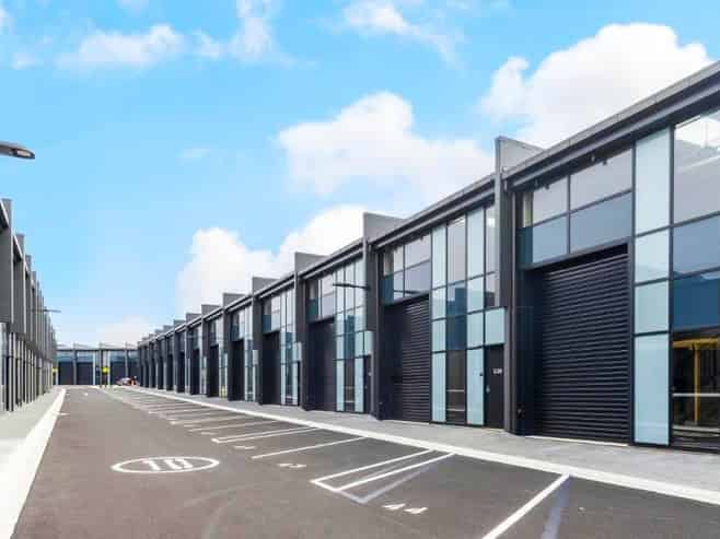 GOOD SIZED INDUSTRIAL / SHOWROOM

