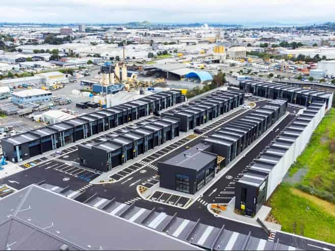 GOOD SIZED INDUSTRIAL / SHOWROOM
