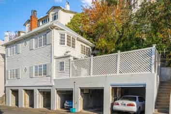 22A Clifton Tce (bottom flat), Kelburn