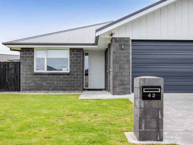42 County Drive, Hawera