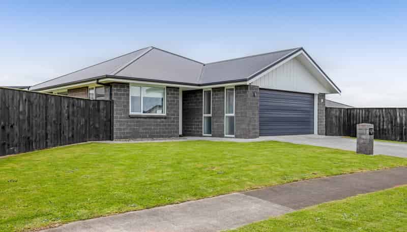 42 County Drive, Hawera