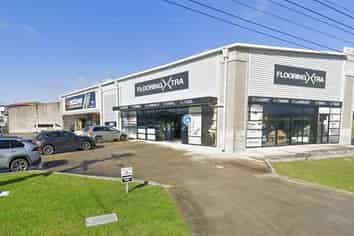 MODERN, HIGH-PROFILE TRADE RETAIL / WAREHOUSE
