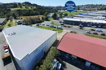 MODERN, HIGH-PROFILE TRADE RETAIL / WAREHOUSE
