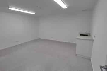 MODERN, HIGH-PROFILE TRADE RETAIL / WAREHOUSE
