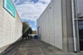 MODERN, HIGH-PROFILE TRADE RETAIL / WAREHOUSE

