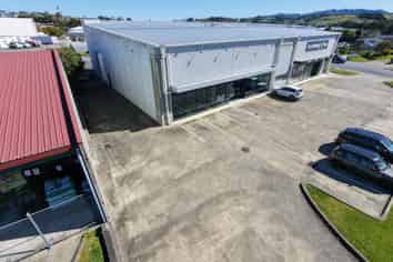 MODERN, HIGH-PROFILE TRADE RETAIL / WAREHOUSE
