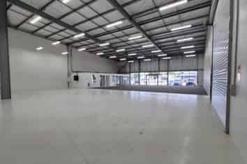 MODERN, HIGH-PROFILE TRADE RETAIL / WAREHOUSE
