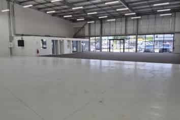 MODERN, HIGH-PROFILE TRADE RETAIL / WAREHOUSE
