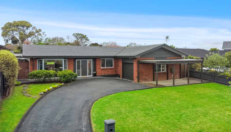 6 Camira Place, Botany Downs