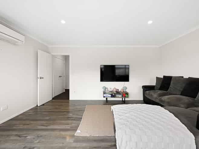 9 Oolong Court, Huntington