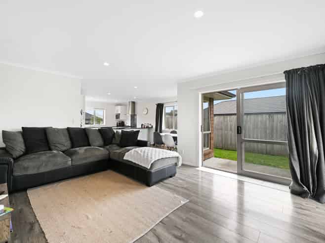 9 Oolong Court, Huntington
