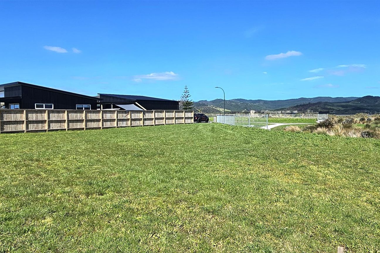 Lakefront Living with Uninterrupted Harbour Views - Vista 5