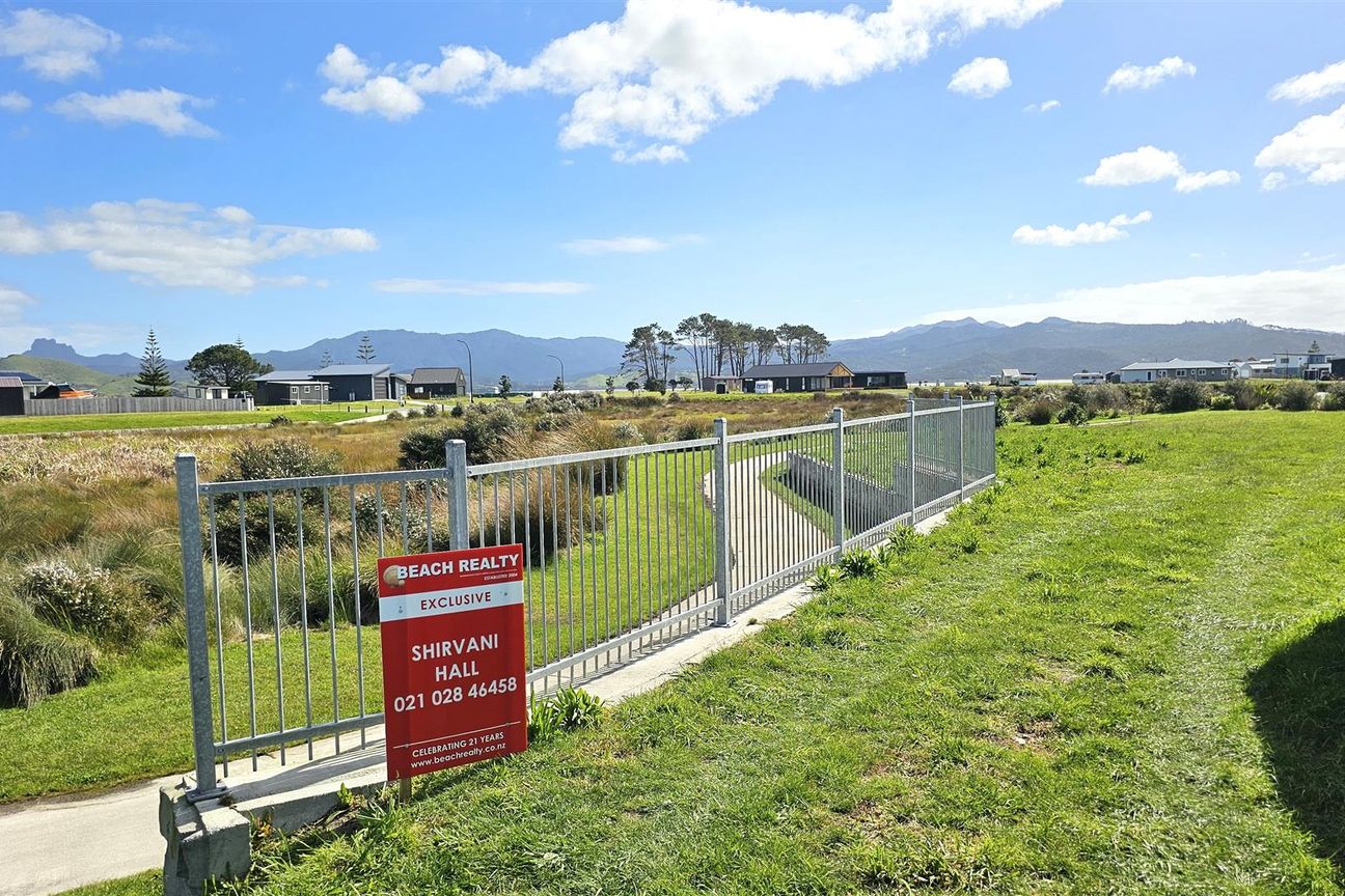 Lakefront Living with Uninterrupted Harbour Views - Vista 3