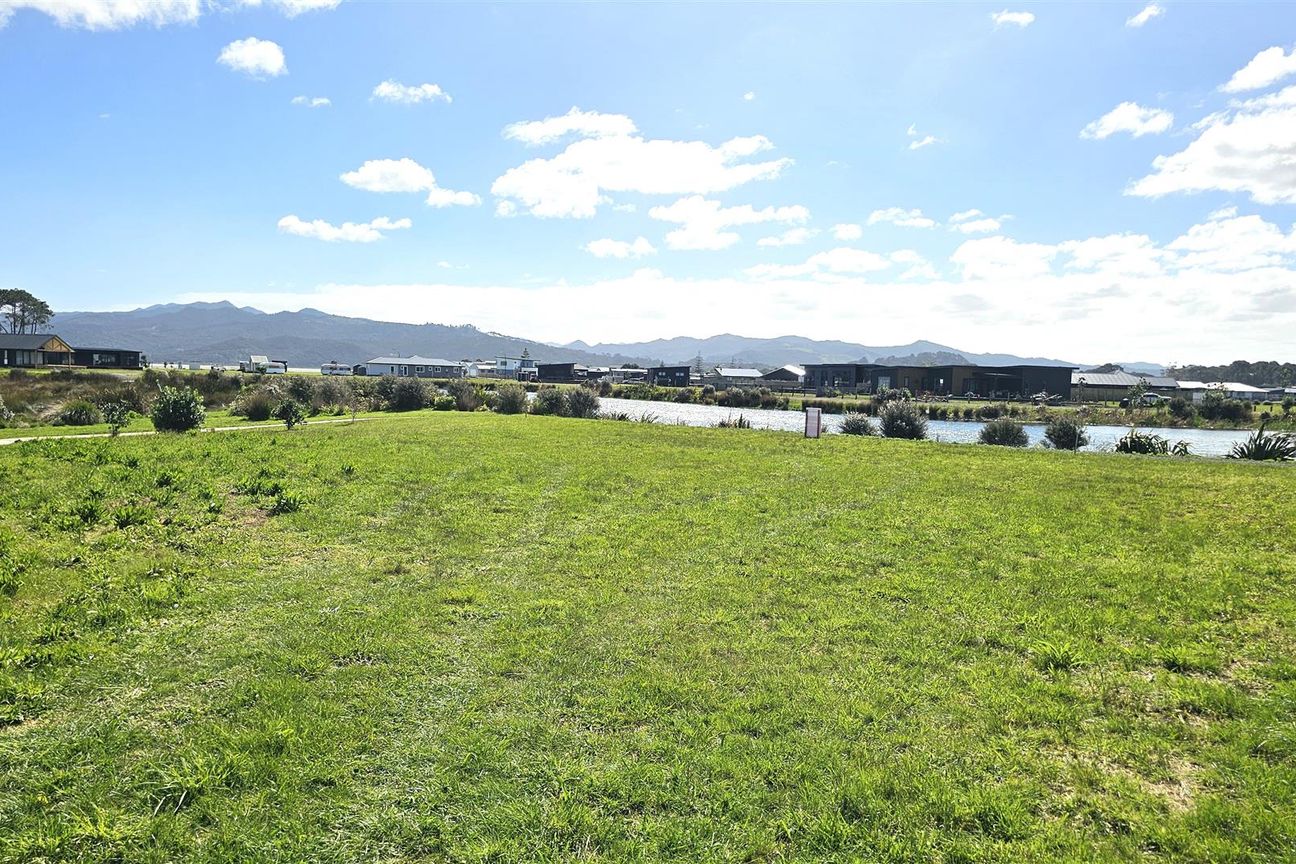 Lakefront Living with Uninterrupted Harbour Views - Vista 2