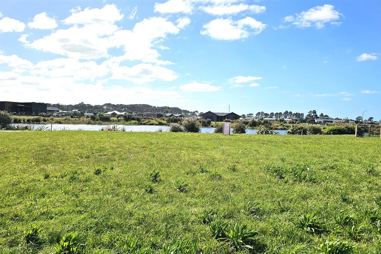 Lakefront Living with Uninterrupted Harbour Views - Vista 6