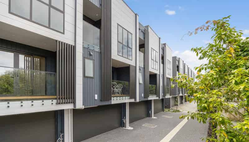 10/12 King Edward Avenue, Epsom