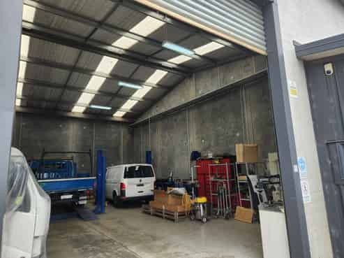 High-stud warehouse with yard and facilities