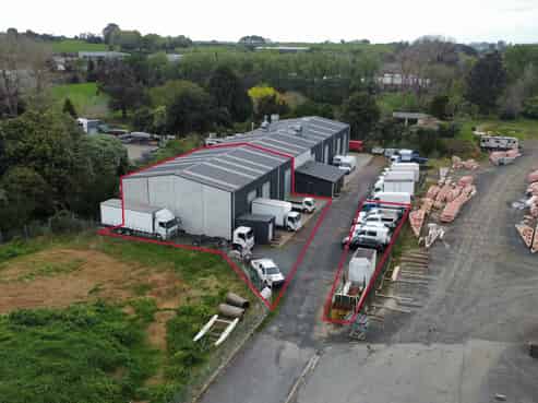 High-stud warehouse with yard and facilities