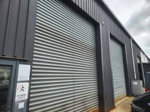 High-stud warehouse with yard and facilities