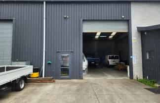 High-stud warehouse with yard and facilities