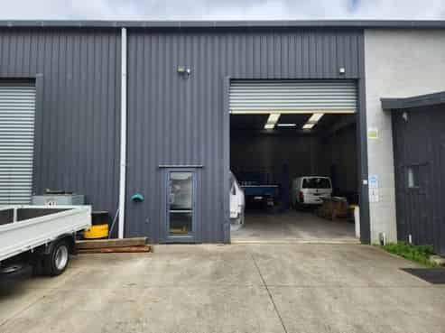 High-stud warehouse with yard and facilities