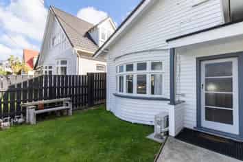 364A The Parade, Island Bay