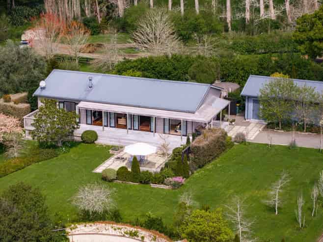 2 Valley Road, Waitoki