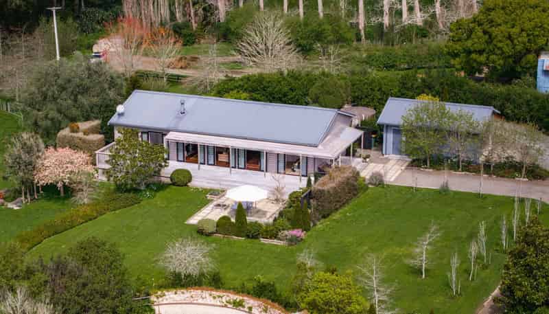 2 Valley Road, Waitoki