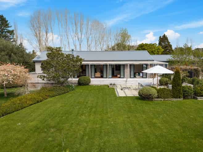 2 Valley Road, Waitoki