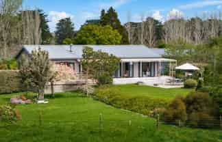 2 Valley Road, Waitoki