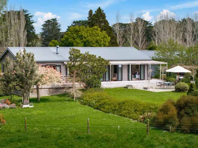 2 Valley Road, Waitoki