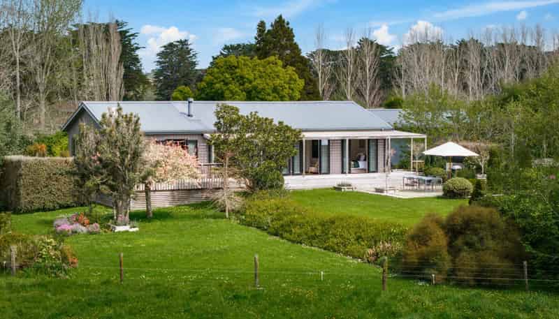 2 Valley Road, Waitoki