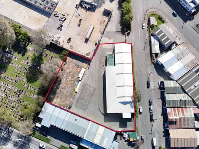 Functional warehouse with yard