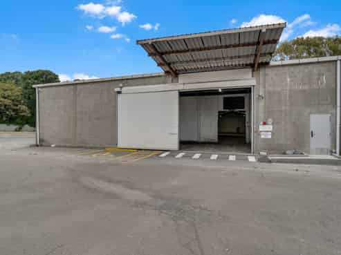 Functional warehouse with yard