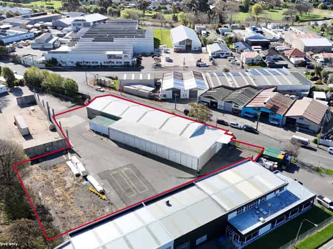 Functional warehouse with yard