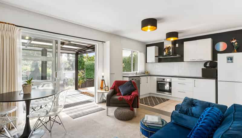 2/14 Argyle Street, Herne Bay