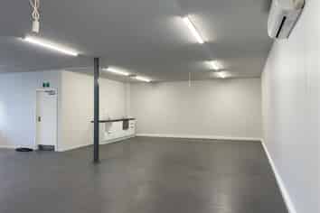 Light & tidy open plan retail