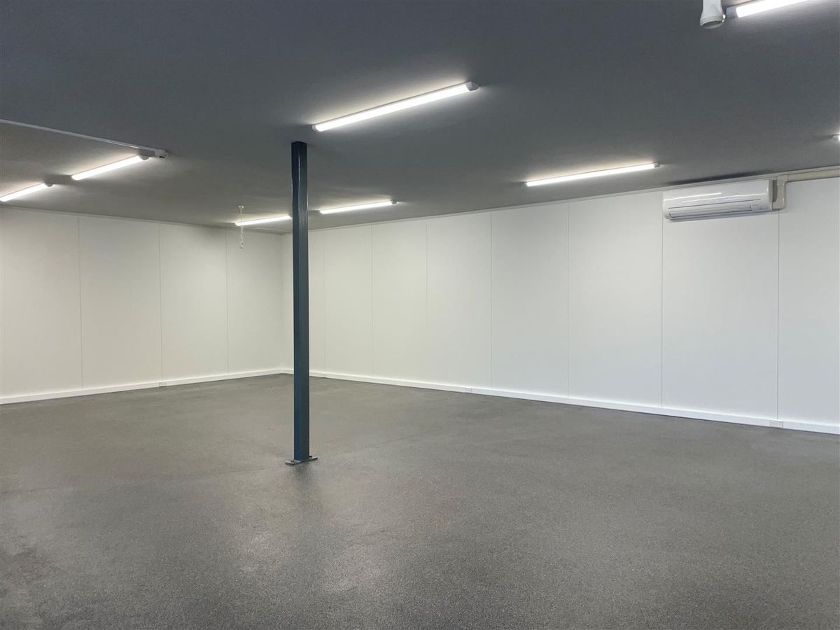 Light & tidy open plan retail