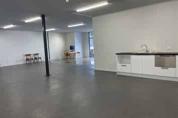 Light & tidy open plan retail